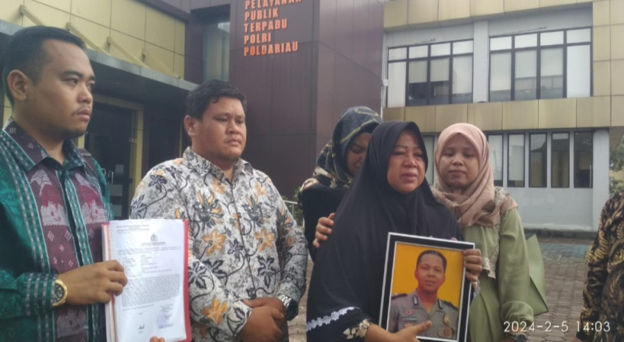 Tubuh Anaknya Penuh Sayatan, Ibu Briptu JD Tuntut Keadilan ke Polda Riau