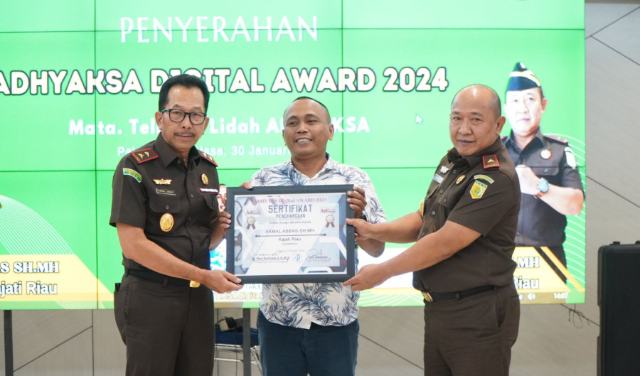 Kajati Riau Akmal Abbas Terima Adhyaksa Digital Award 2024