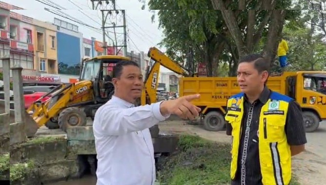 Atasi Banjir, Wawako Tinjau Normalisasi Parit Jalan Arifin Ahmad