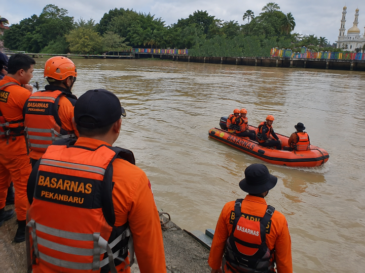 Remaja Hilang saat Berenang di Sungai Siak