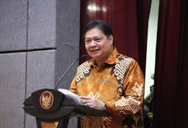 Beda dengan Luhut, Airlangga Sebut Belum Ada Sinyal Pembatasan BBM Subsidi