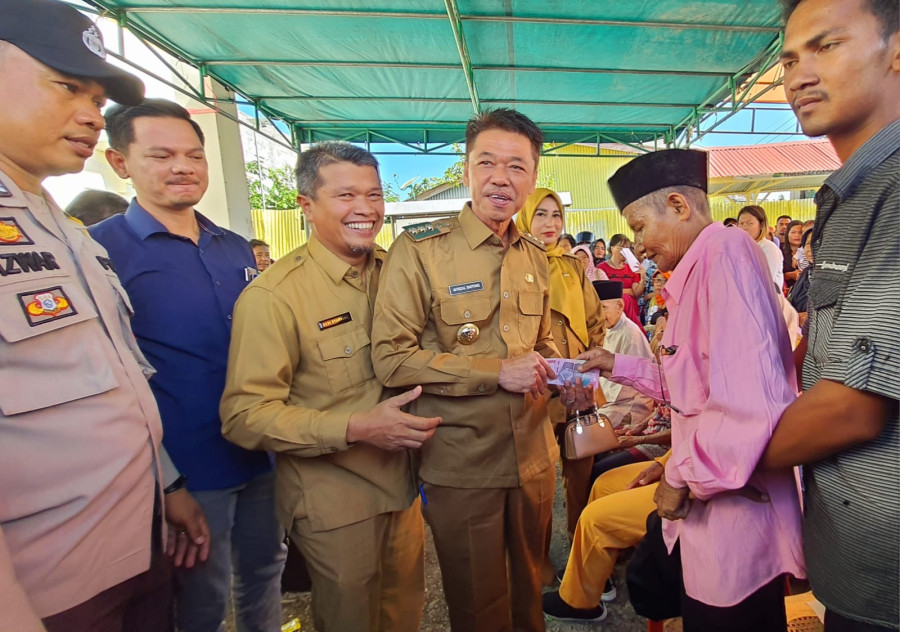 Bupati Rohil Salurkan BLT untuk Warga Secara Simbolis