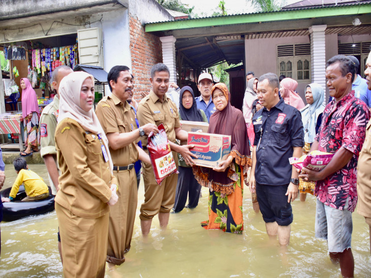 Pemkab Kampar Salurkan Bantuan untuk Korban Banjir  di Desa Sendayan
