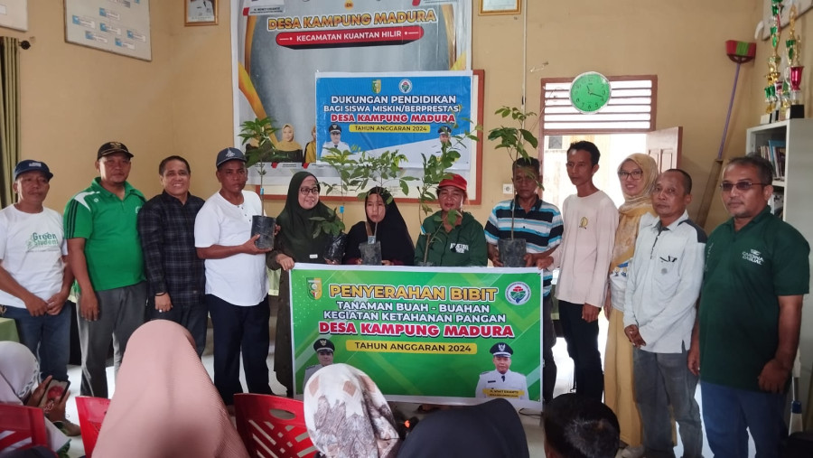 172 KK di Kampung Madura Terima Bibit Buah-buahan dari Dana Desa 2024