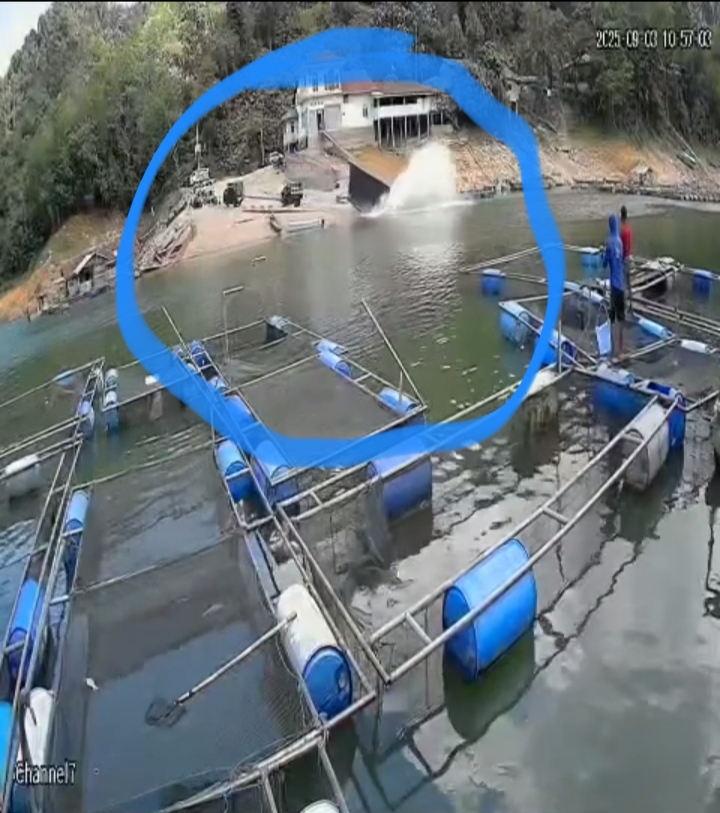 Rem Blong, Truk Pakan Ikan Terjun ke Danau PLTA di Kampar