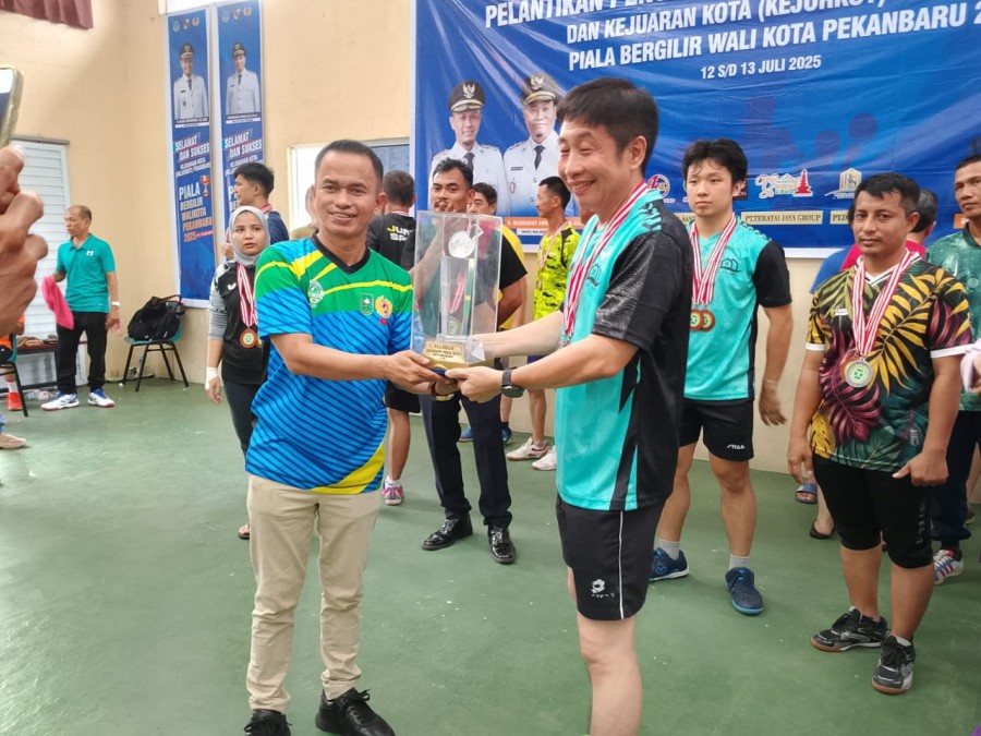 Kecamatan Tuah Madani Juara Umum Kejuaraan Tenis Meja Piala Bergilir Walikota