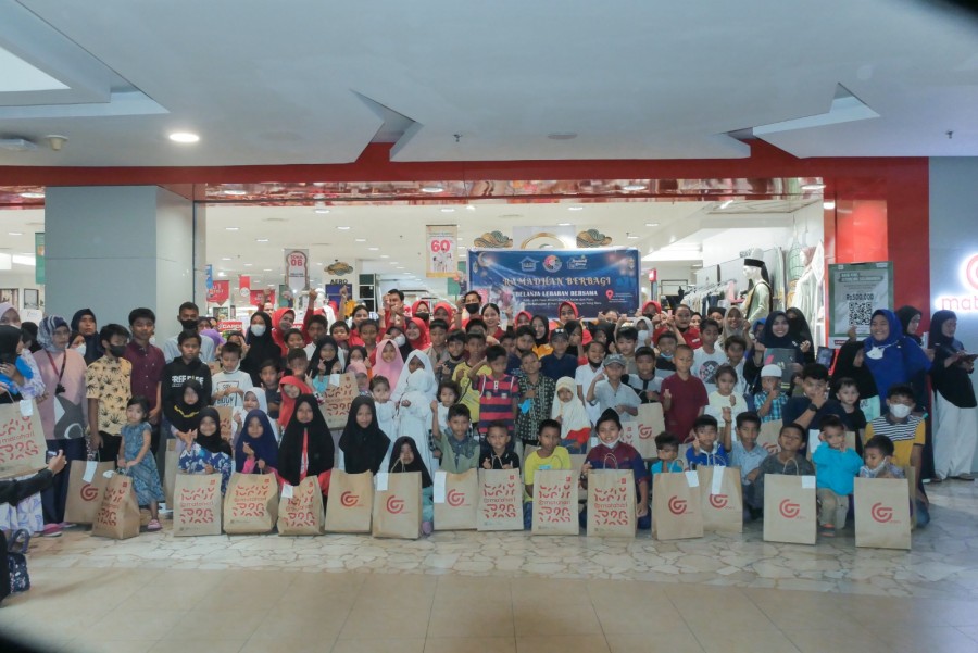 Indahnya Berbagi, Komunitas Sosial Pekanbaru Bawa 96 Anak Belanja Lebaran ke Mall