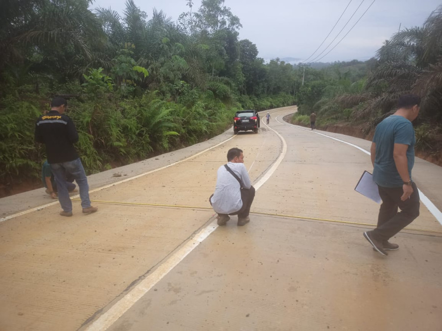 Pembangunan Jalan dengan Rigid Beton di Perbatasan Riau - Sumbar di Rohul Tuntas