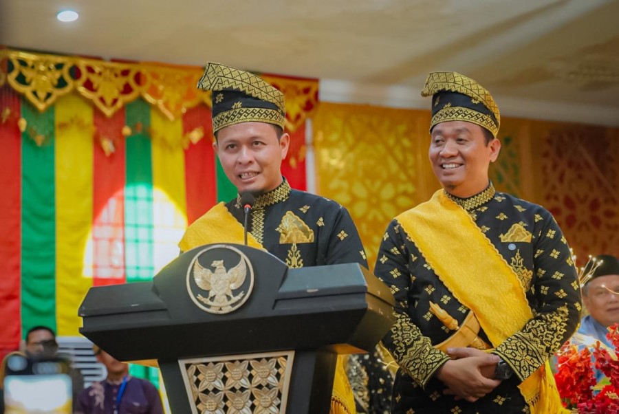 Wako dan Wawako Pekanbaru Terima Gelar Adat