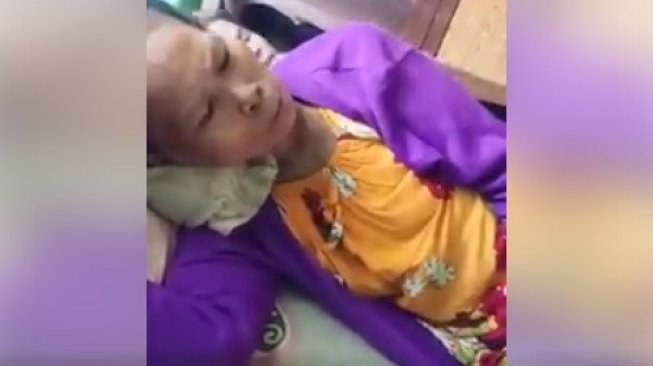 Tak Terima Dinasehati, Anak di Surabaya Injak Kepala Ibu Kandung