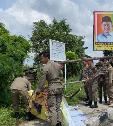 Satpol PP dan Bawaslu Pekanbaru Tertibkan APK Caleg Salahi Aturan