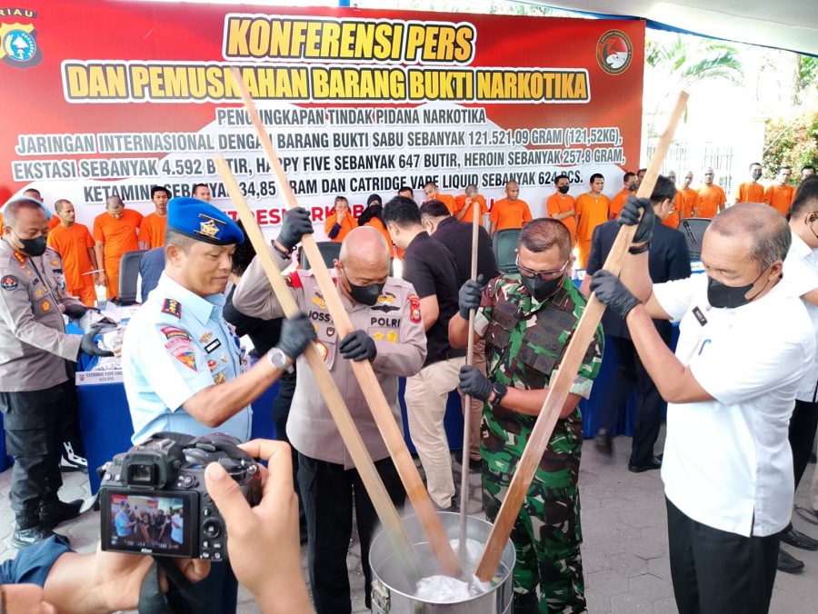 Polda Riau Musnahkan 121 Kg Sabu dan Ribuan Pil Ekstasi dari 18 Kasus Narkotika