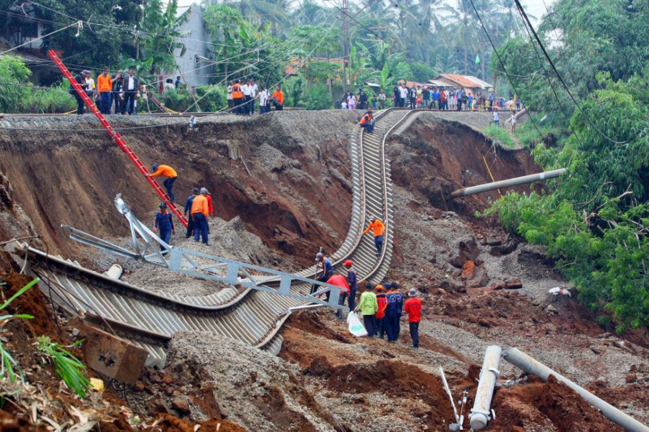 Longsong di Kampung Adat, Data BPBD: Petugas Temukan 4 Korban Tewas 27 Belum Ditemukan