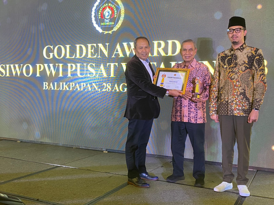 Iskandar Hoesin Raih Anugrah Pembina Olahraga Terbaik Golden Award SIWO PWI 2023