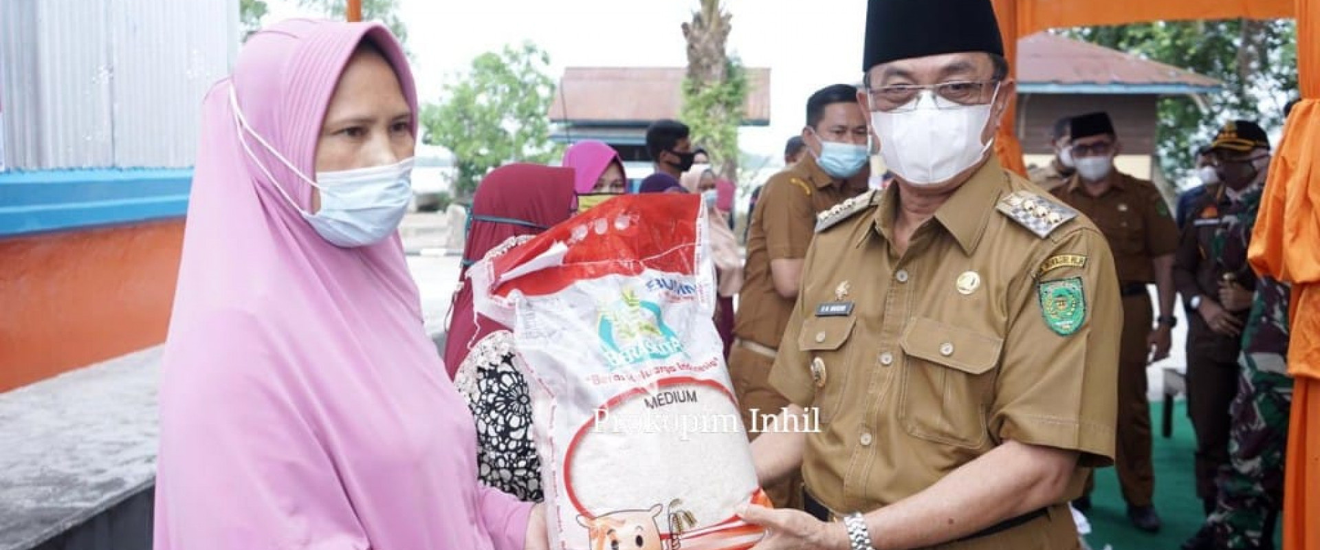 Lauching PPKM 2021, Bupati Bersama Bulog Inhil, Salurkan Bantuan Beras