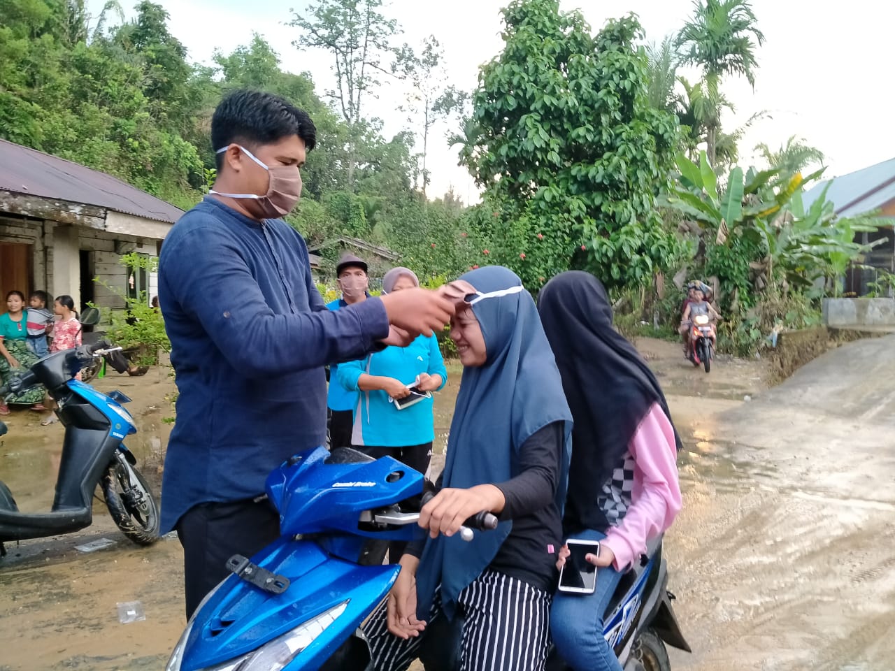 Untuk Mencegah Covid -19 , Kades Balung Bagikan Masker Untuk Warga