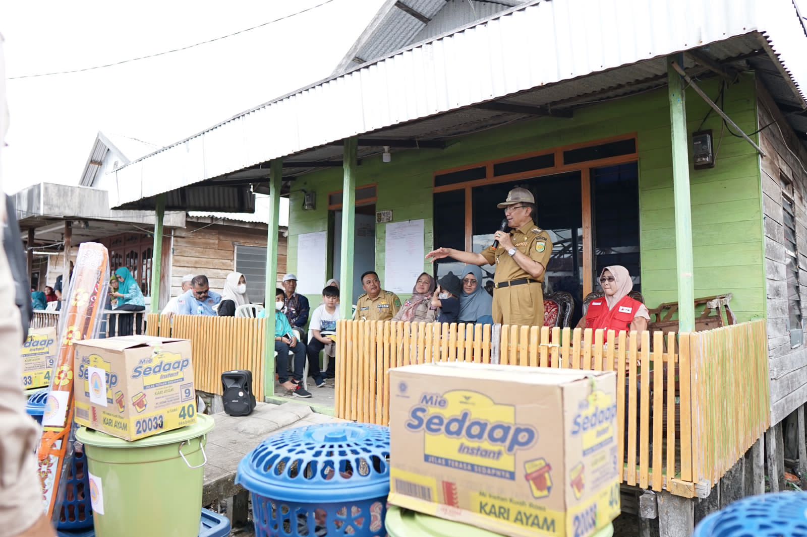 Bupati Inhil dan Konsulat Malaysia Datangi Korban Longsor di Kuala Enok