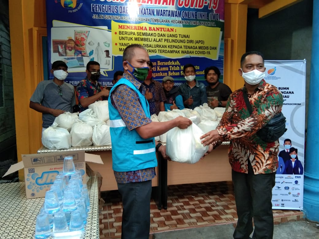 PLN Titip 98 Paket Sembako ke Relawan Covid-19 IWO Inhil