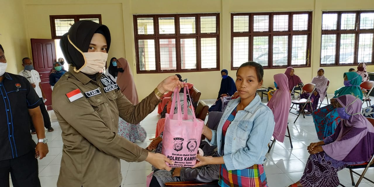 Bhayangkari Polres Kampar Bagikan 100 Paket Sembako 