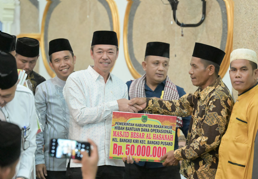 Safari Ramadhan di Bangko Pusako, Bupati  Rohil Salurkan Bantuan Operasional 5 Masjid