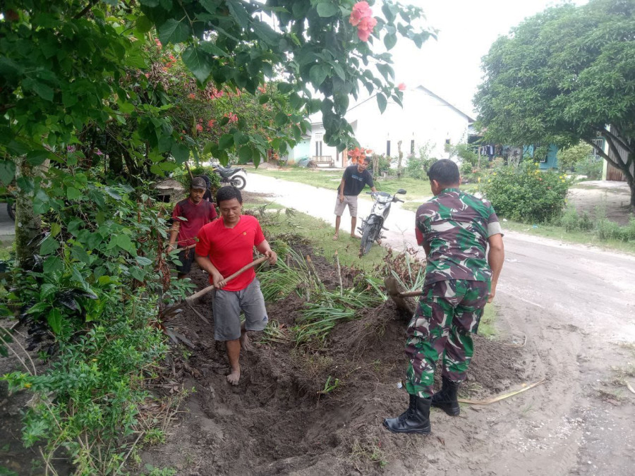 Peduli Kesehatan Lingkungan, Babinsa Tapung dan Warga Bangun Drainase