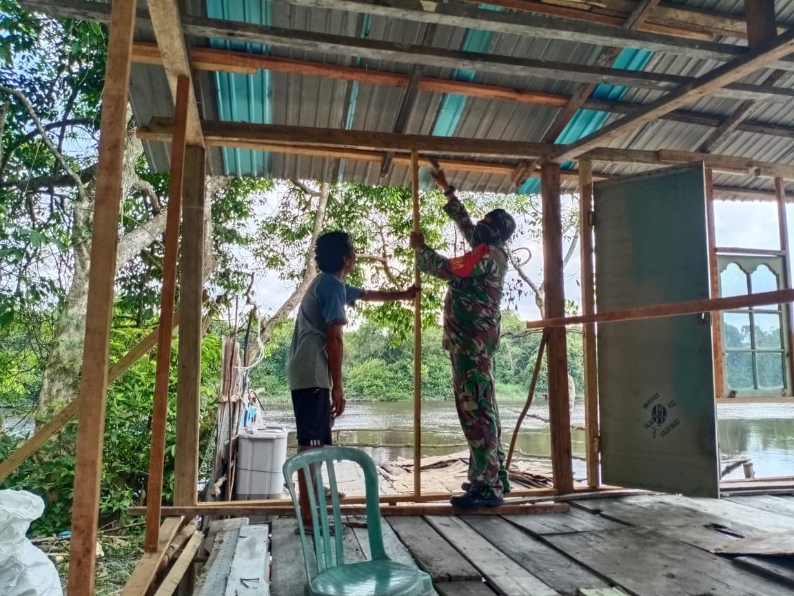 Babinsa Kelurahan Palas Rehab Rumah Warga Binaan di Jl.Abadi
