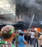 Keluarkan Suara Ledakan, 3 Ruko di Selatpanjang Terbakar