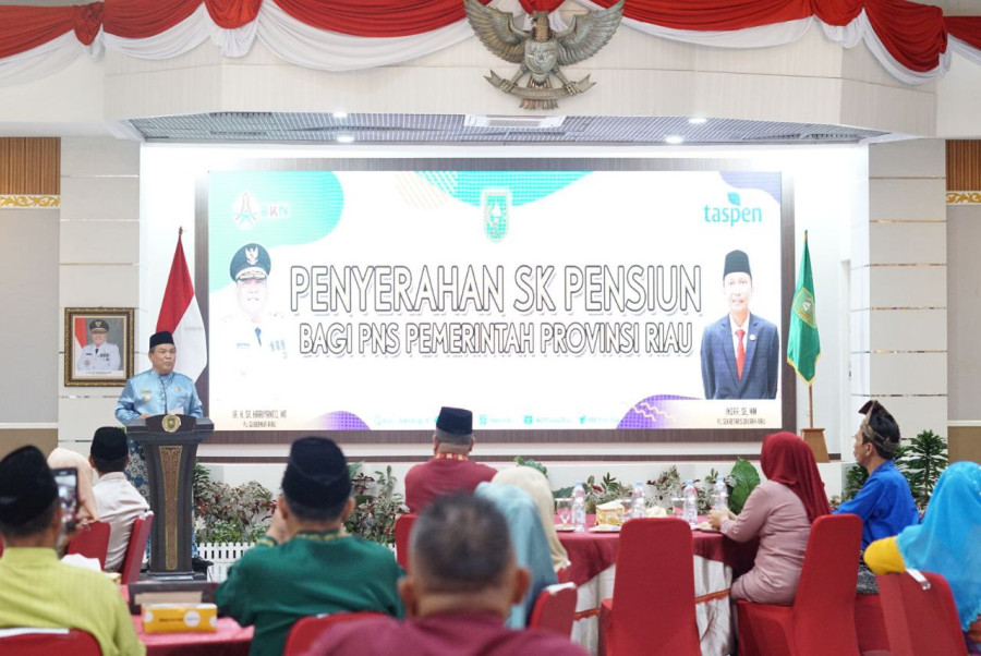 Pj Gubri SF Hariyanto Serahkan SK Pensiun PNS di Lingkungan Pemprov Riau
