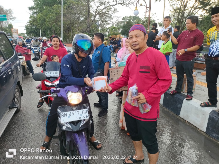 PWI Dumai Bagikan Ratusan Paket Takjil ke Masyarakat