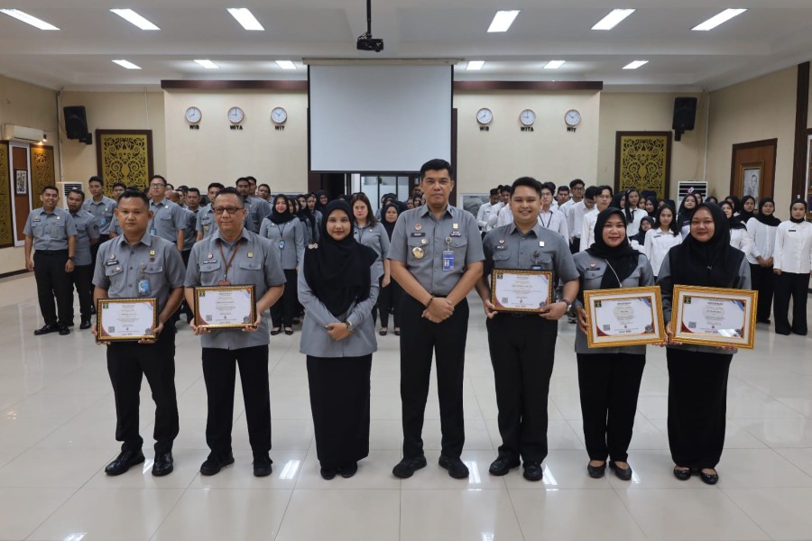 Pegawai Teladan dan Petugas Layanan Terbaik Terima Penghargaan dari Kemenkum Riau
