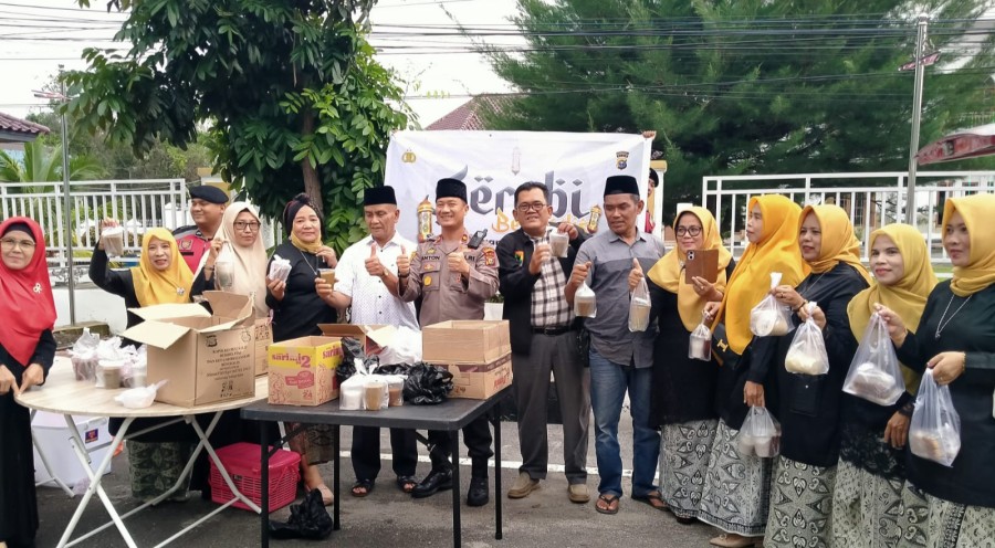 Ikatan Keluarga Minang Bengkalis dan Polres  Bagi Takjil ke Masyarakat