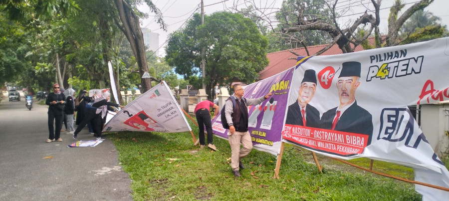 Satpol PP dan KPU Mulai Bersih-bersih Atribut Kampanye Paslon