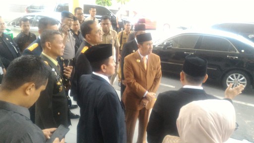 Pintu Diblokir Pendemo, Gubri dan Wagub Tertahan Tak Bisa Keluar dari DPRD Riau