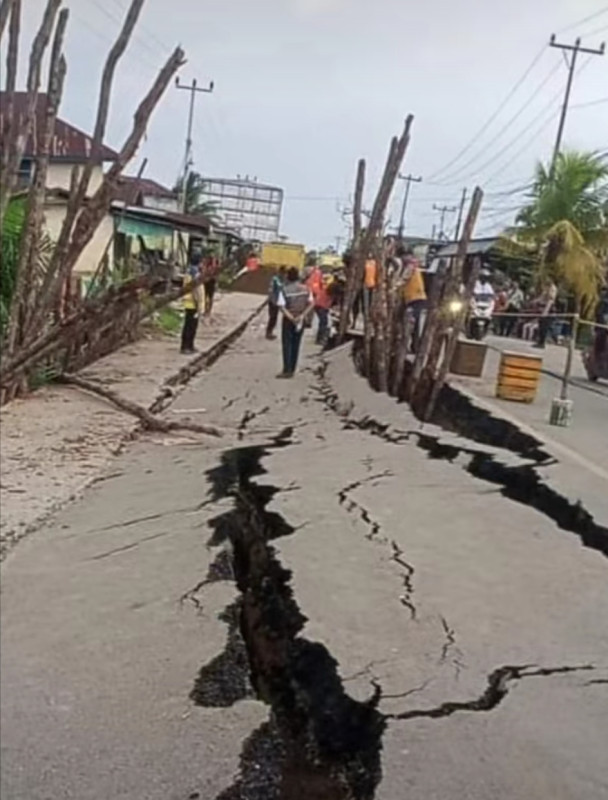 Pasca Abrasi, Jalan Parit Enam Tembilahan Retak Tak Bisa Dilewati
