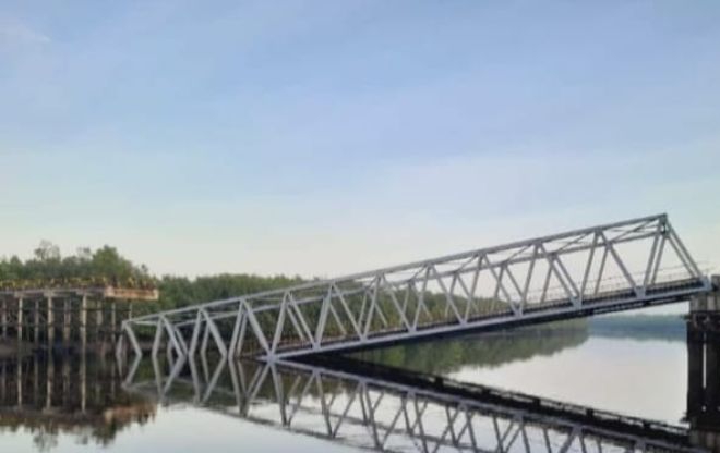 Jembatan Perawang di Kepulauan Meranti  Ambruk