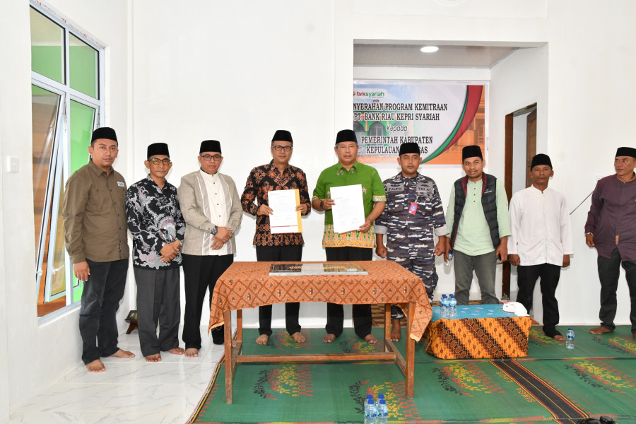 Program CSR, BRK Syariah Serahkan Satu Unit Musala pada Pemkab Anambas