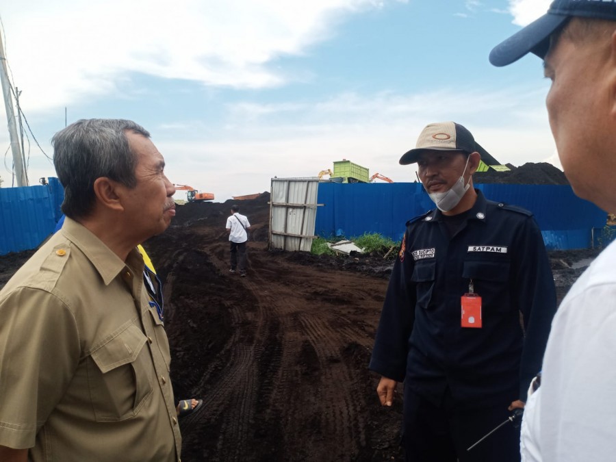 Dilewati Ratusan Truk Batu Bara, Jalan Rengat-Tembilahan Rusak Parah