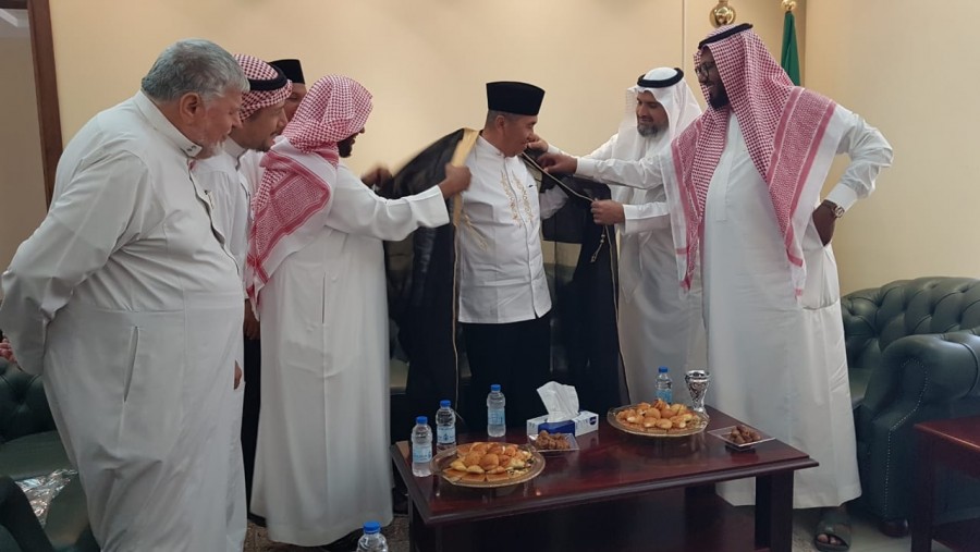 Gubri Syamsuar Dipasangkan Jubah Tamu Negara di Jeddah