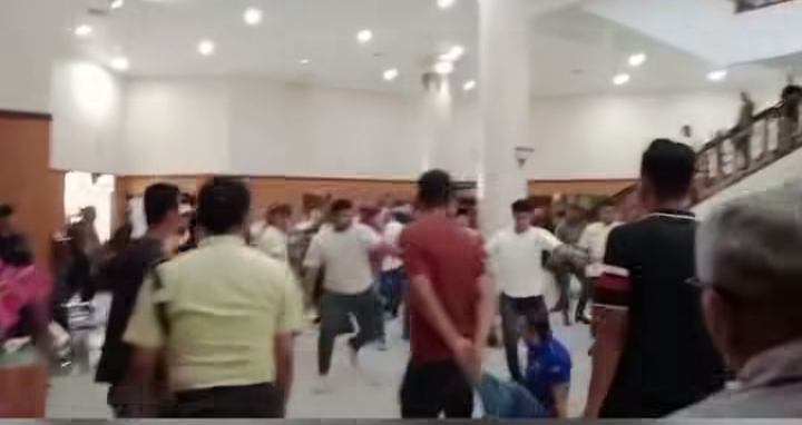 Rapat Banggar DPRD Riau Ricuh Eet dan Parisman Terlibat Bentrok