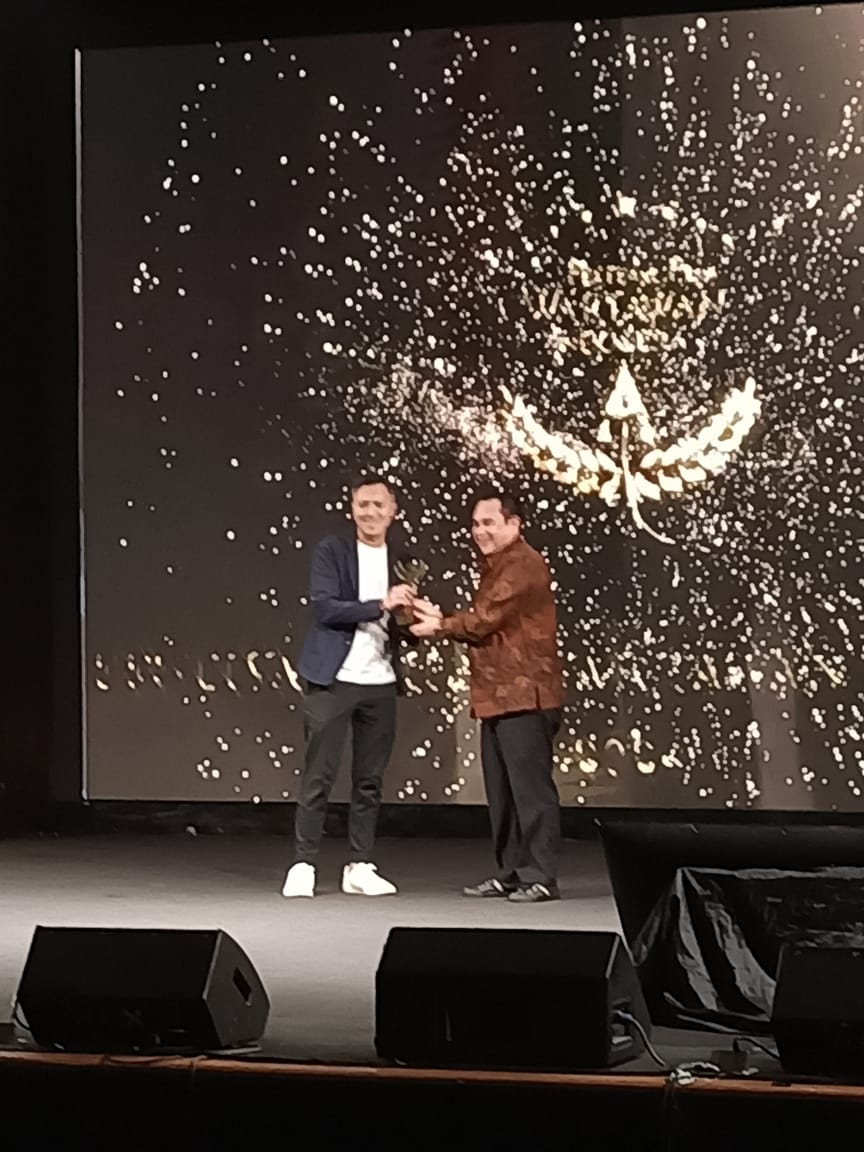 Ilham Bintang Raih Award FFWI, Ketum PWI Pusat Serahkan Piala Gunungan Film 