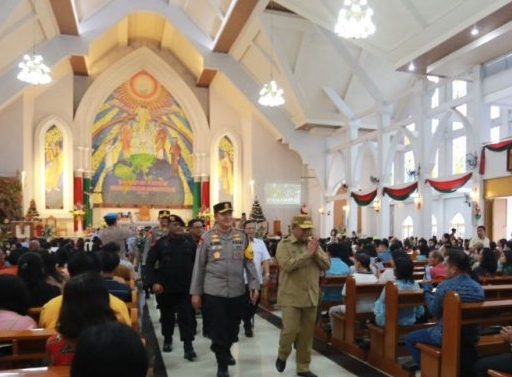 Jelang Natal, Gubri dan Forkopimda Tinjau Dua Gereja di Pekanbaru