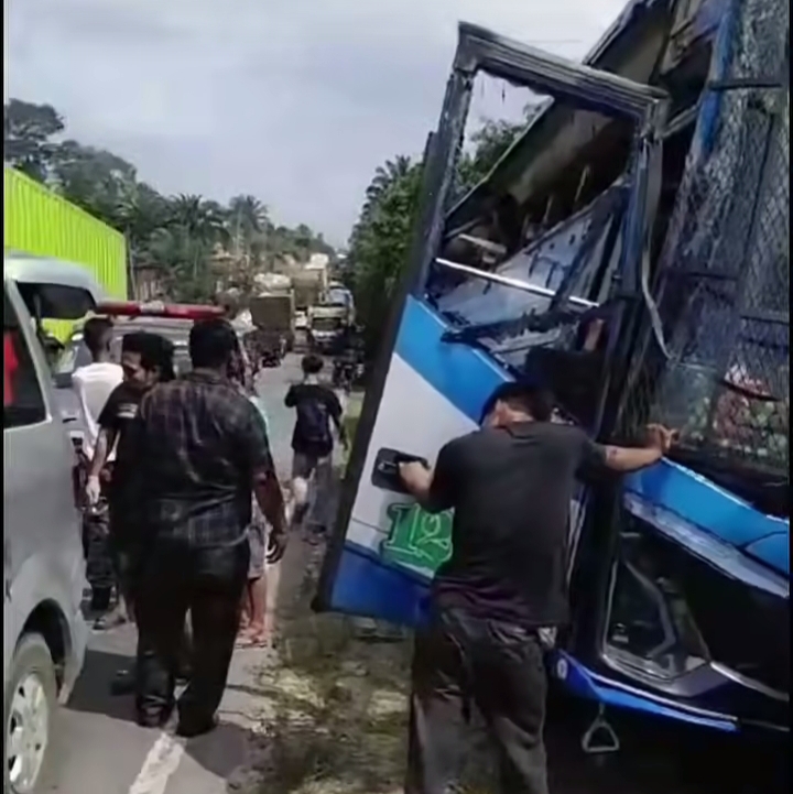 Bus dan Truk Bertabrakan di Jalintim Pelalawan, 4 Penumpang Tewas