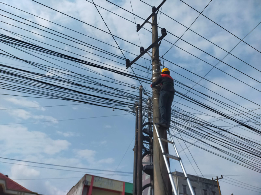 Tingkatkan Keandalan Jaringan, PLN Icon Plus Sumbagteng Tata Kabel FO di Sidomulyo