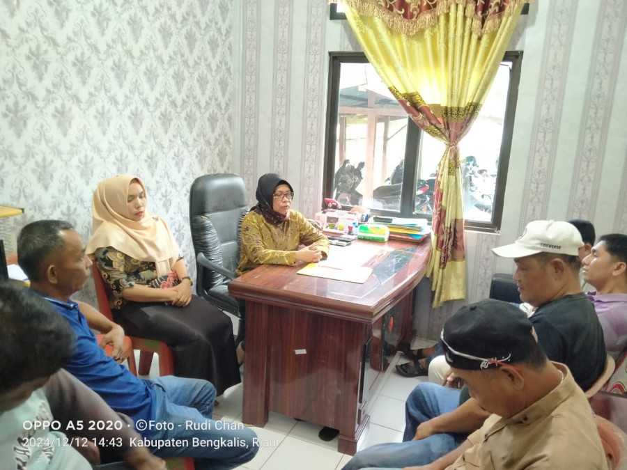 Diduga Nepotisme, Tokoh Masyarakat Geruduk Kantor Desa Air Putih Bengkalis