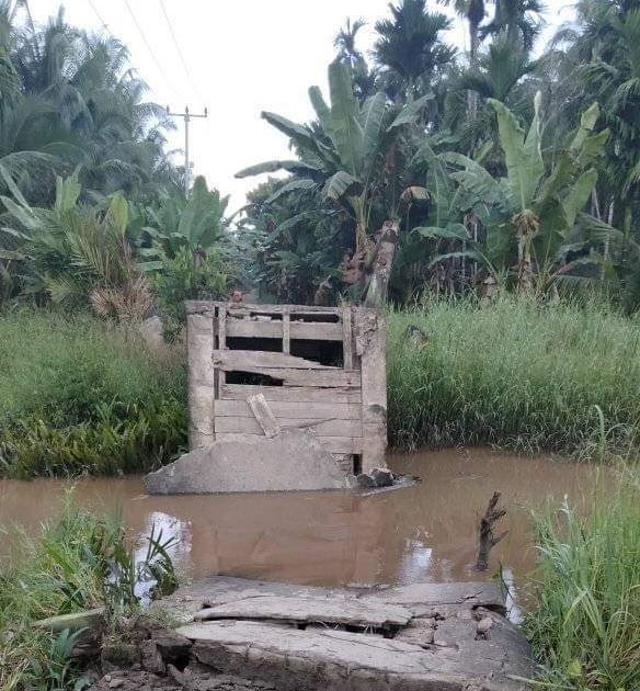 Keropos dan Sudah Tua,  Akses Vital Jembatan Parit Cegat di Inhil Runtuh