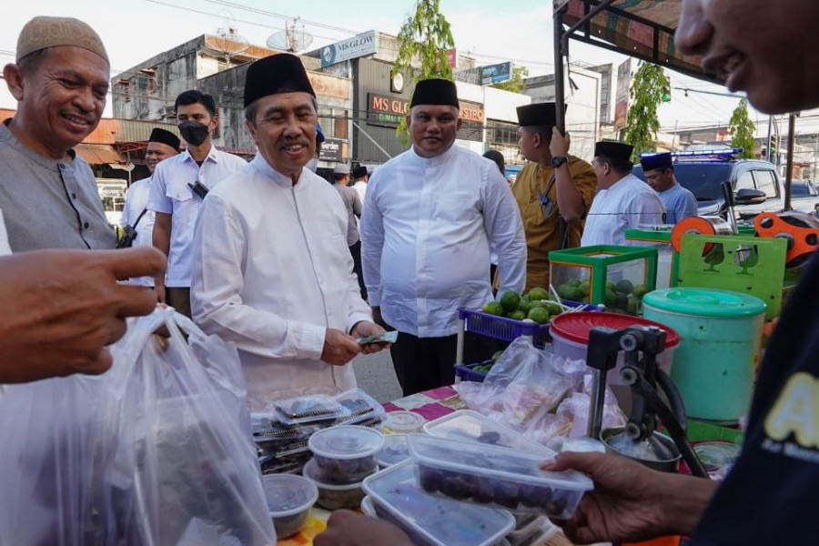 Gubri Borong Takjil Lalu Bagikan ke Warga di Dumai