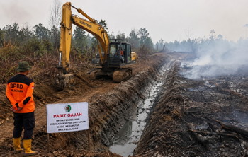 BPBD Riau Buat Parit Gajah Bendung Kebakran lahan Kerumutan