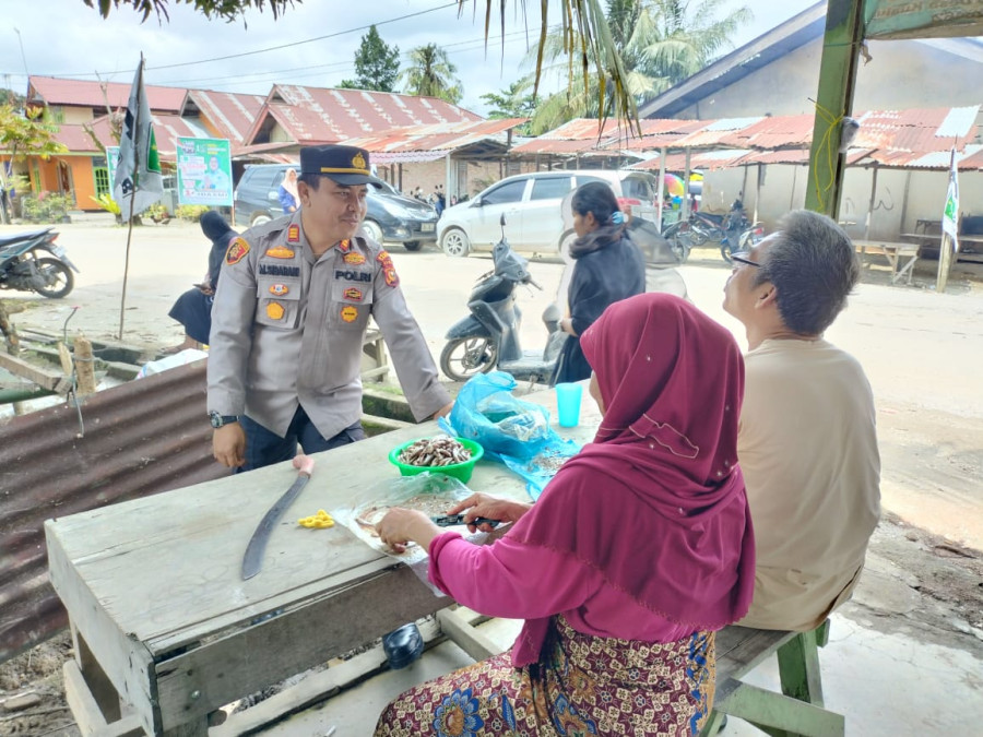 Sampaikan Pemilu Damai, Kapolsek Tambang Berdialog dengan Warga