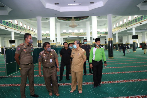 Tangkal Virus Corona, Gubri Saksikan Penyemprotan Disinfektan di Mesjid An-Nur