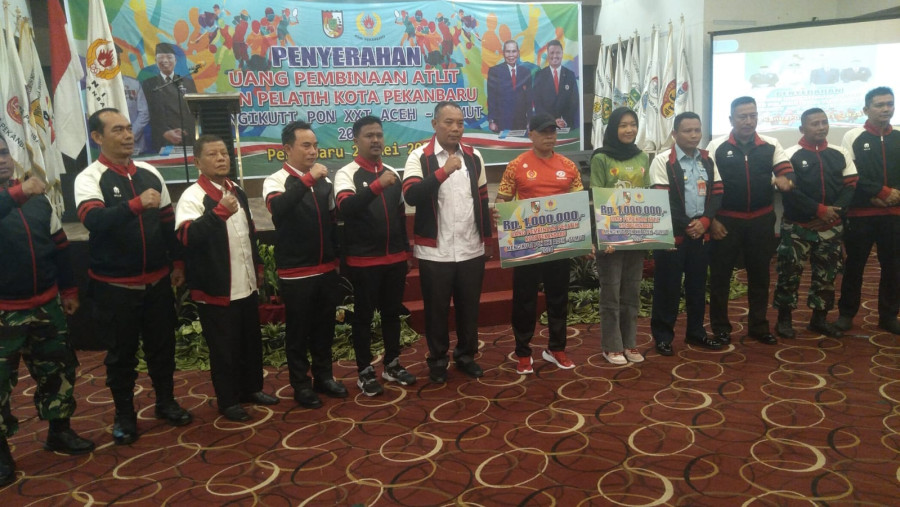 Pemko Pekanbaru Serahkan Uang Pembinaan Bagi Atlet PON